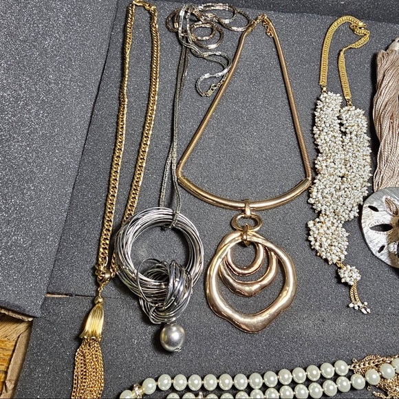 Lot Of 12 Fashion Jewelry Necklaces Various Styles Colors And Makes - Picture 6 of 10